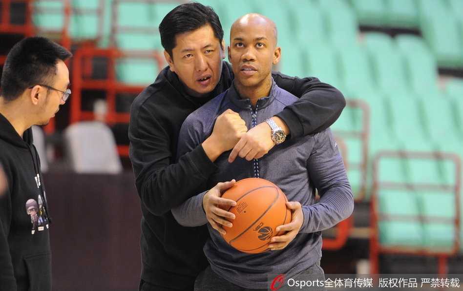 最后的告别时刻，马布里挥手与哈德森道别，哈德森回眸一望，眼神中带着笑意与不舍，这一瞬间被摄影师定格，成为CBA外援兄弟情的经典画面。