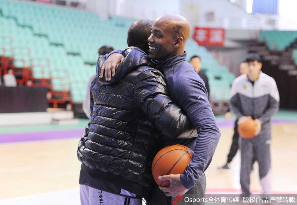 两人相拥后相视而笑，马布里伸出手指似乎在说着什么战术暗语，哈德森认真倾听，这一刻没有对手间的敌意，只有老友间的惺惺相惜。