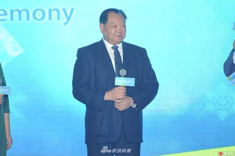 篮球巨星马布里身着深色西装，神采奕奕地站在印有冬奥元素的背景板前，举手投足间尽显巨星风范，引发现场阵阵欢呼。