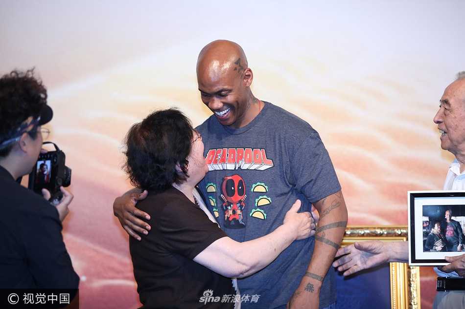 在发布会现场，马布里看到热情的小球迷时，脸上露出慈父般的温柔笑容。他弯下腰与孩子击掌互动，这一刻他不是叱咤风云的“独狼”，而是一个深受北京这座城市爱戴的亲切“老马”。