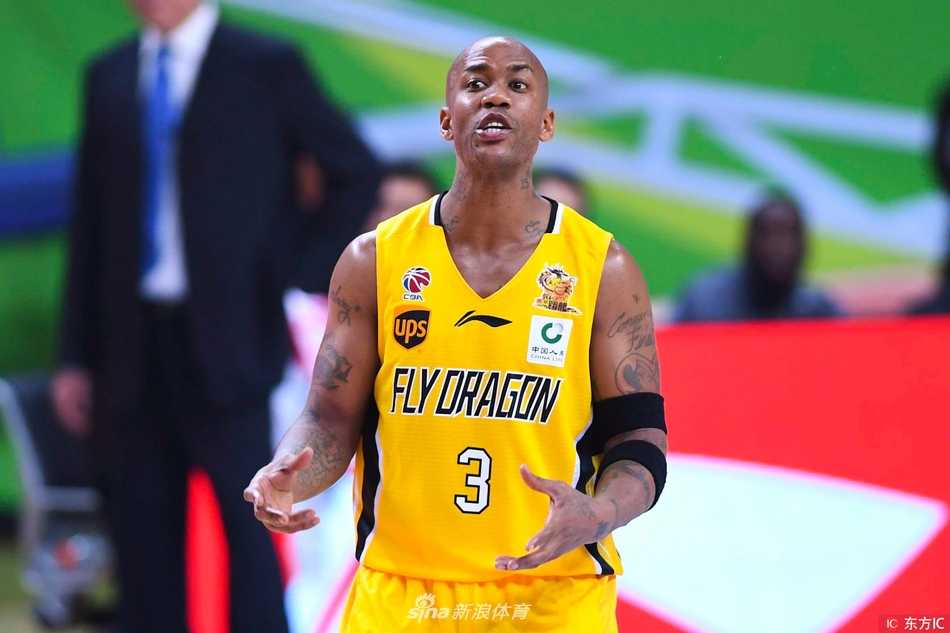 球场上，马布里运球突破，他与队友杨敬勤身上的球衣形成鲜明对比，一个胸前是张扬的‘FLYDRAGON’，另一个则是简洁的‘BEIJING’，这一差异在电视转播的特写镜头下显得格外刺眼。