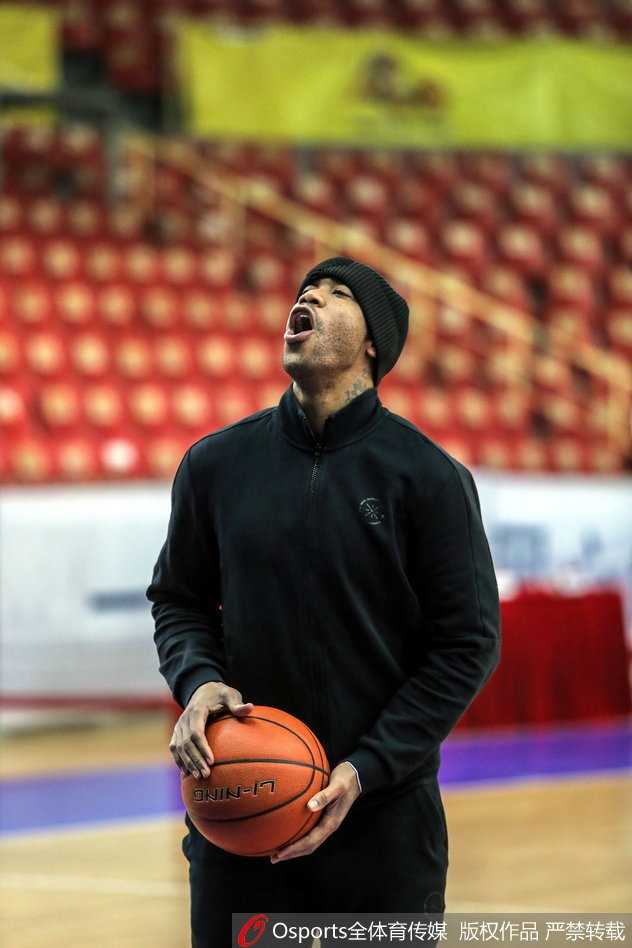 汗水顺着马布里的脸颊滑落，他压低重心，用标志性的交叉步运球试图突破新搭档的防守，这一幕宛如时空交错，见证了篮球技艺的薪火相传。