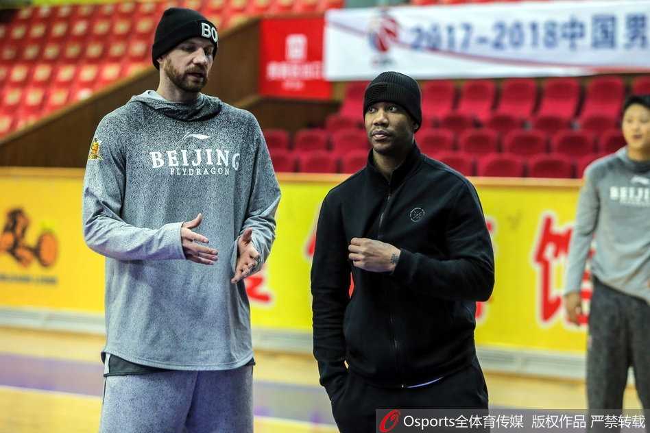 新外援在一次暴扣得手后，马布里兴奋地走上前去与他撞胸庆祝，两人的笑容在训练馆的背景下显得格外灿烂，默契在这一刻尽显无遗。