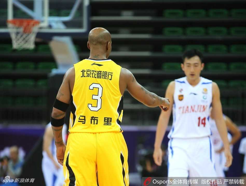 比赛结束的哨音吹响，错失绝杀球的马布里神情落寞地低头走回替补席，这一刻的沉寂与他曾经无数次扮演英雄的场景形成鲜明对比，令人唏嘘。