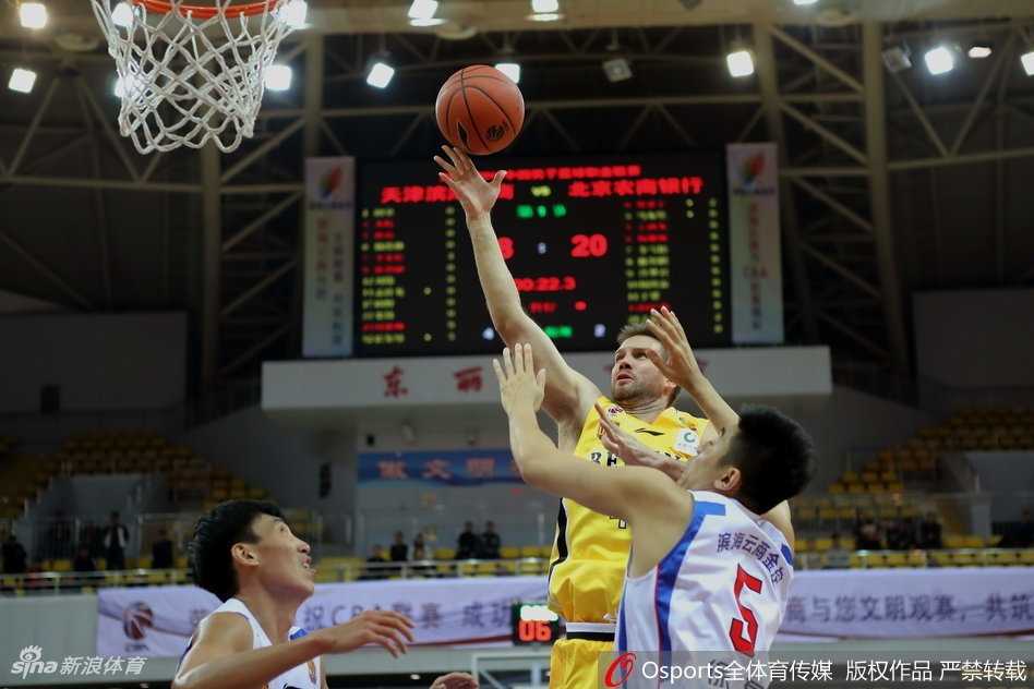 天津队外援霍尔曼如同泰山压顶般在禁区完成双手暴扣，篮筐在他的重锤下颤抖，这一球彰显了他在内线绝对的统治力。