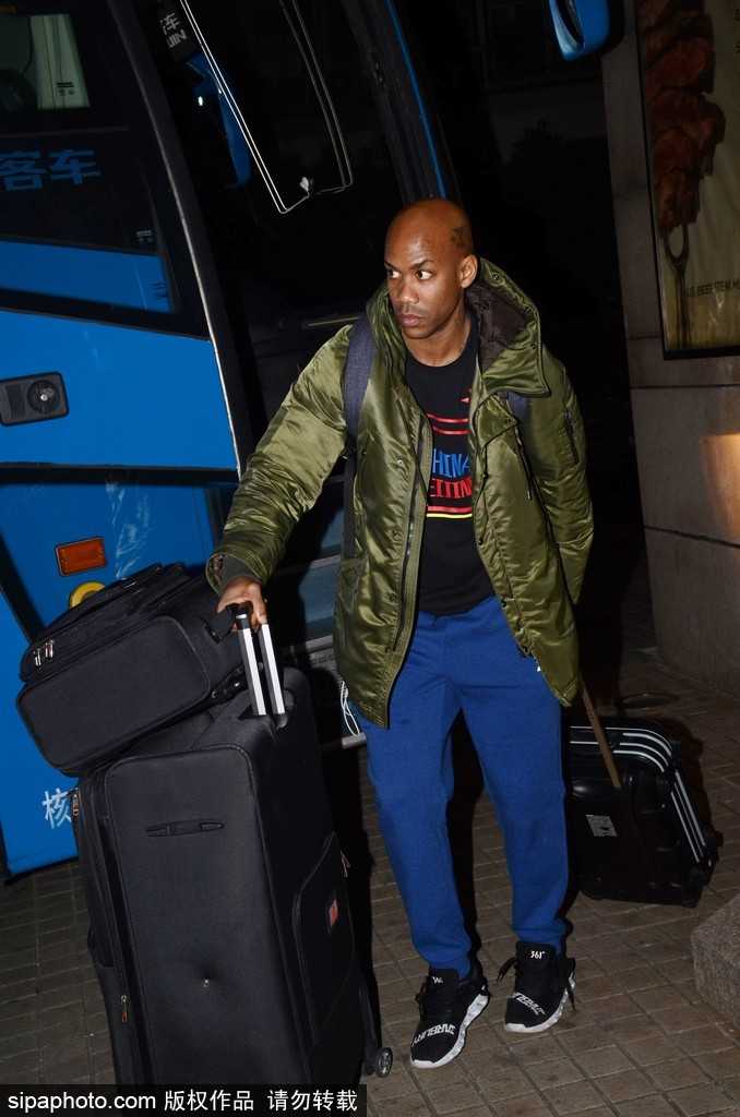 马布里走出酒店旋转门，准备踏上球队大巴。他一只手插在口袋，神态轻松，目光深邃，仿佛在思考着即将到来的对决。