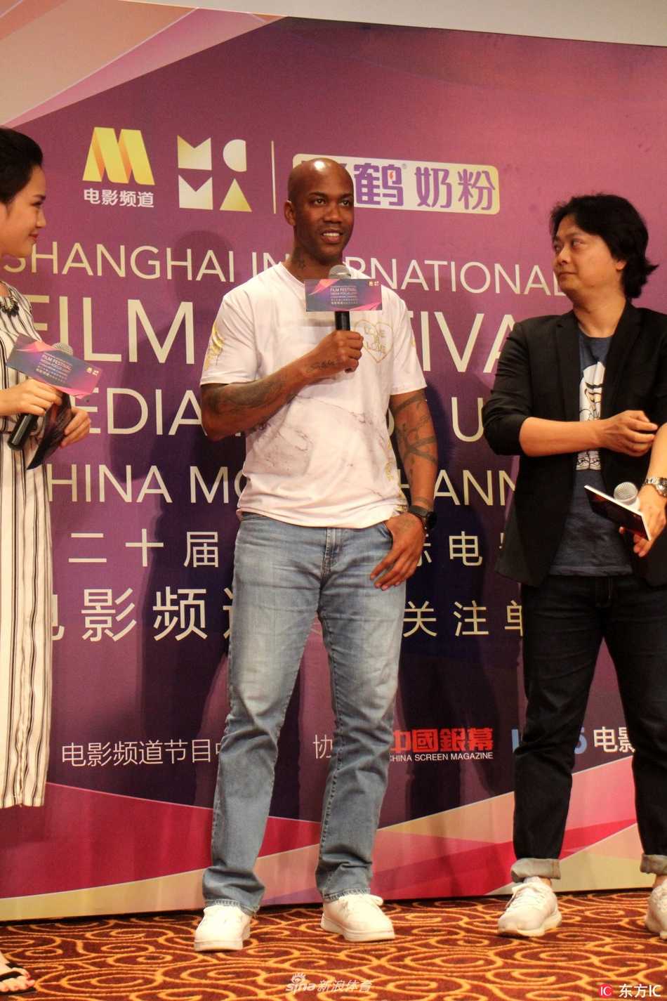 面对长长的记者采访话筒和密集的闪光灯，马布里眼神中透露出超越体育的笃定与从容，仿佛在通过镜头告诉每一个关注他的人，篮球和电影都是他与世界沟通的语言。