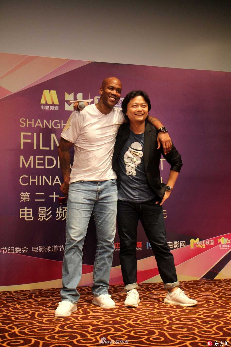 活动结束后的人潮中，马布里依然被簇拥着，他侧身与身边的工作人员交谈，现场人声鼎沸，映衬出这位篮球巨星在演艺圈首次亮相的超高人气与热烈反响。