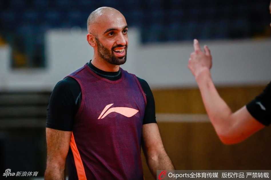 马布里在场边托腮沉思，脸上的笑容收敛，取而代之的是一脸严肃，显然是在思考如何优化接下来的训练内容或战术配合。