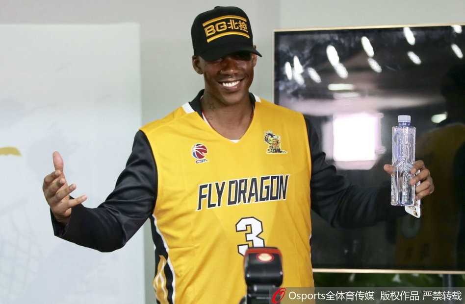 聚光灯下，马布里与俱乐部高层共同展示新战袍，那抹崭新的蓝色与他脸上的笑容相映成辉，寓意着新旅程的开启。