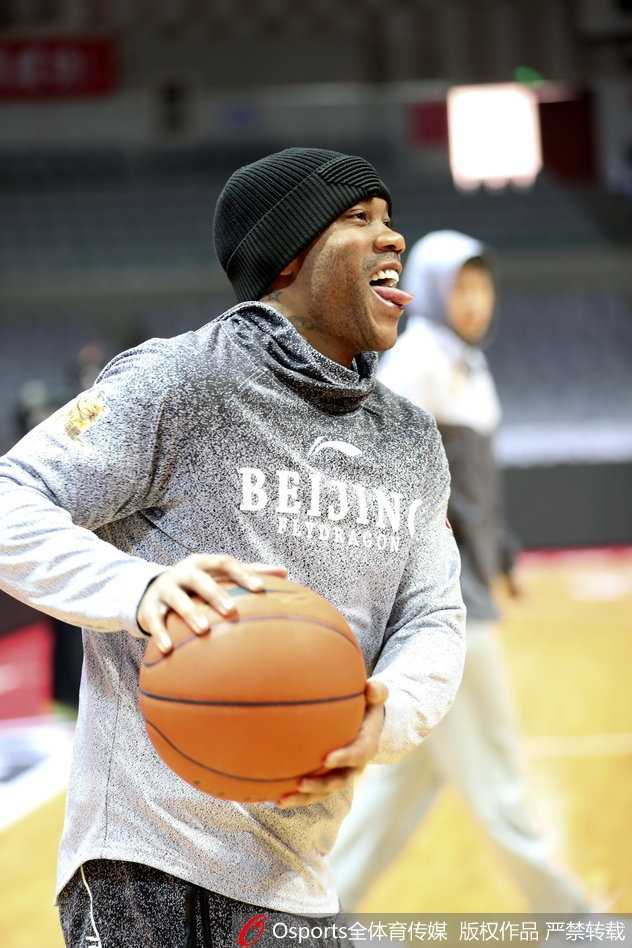 老马吐舌专注运球，眼神如少年般澄澈，训练中的顽皮瞬间让人忘却这是他告别前的倒计时