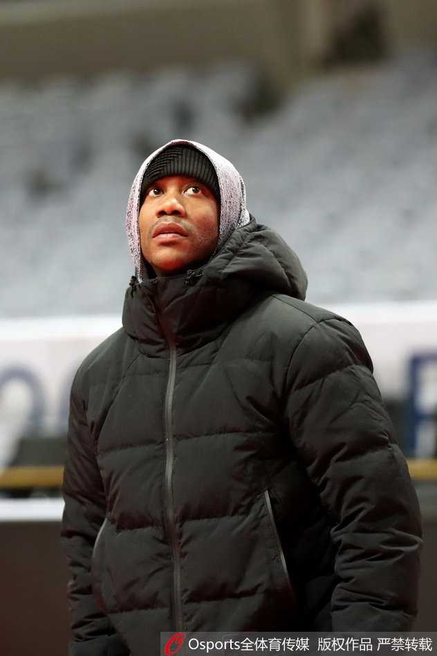 马布里双手运球穿越全场，身后的年轻球员紧盯学习，老马的背影写满职业与传承