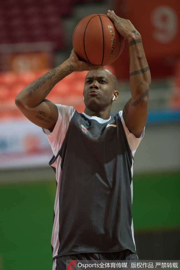 训练间隙，马布里神情专注地聆听教练布置，尽管年届四十，他依然是球场上最认真的那个领袖。