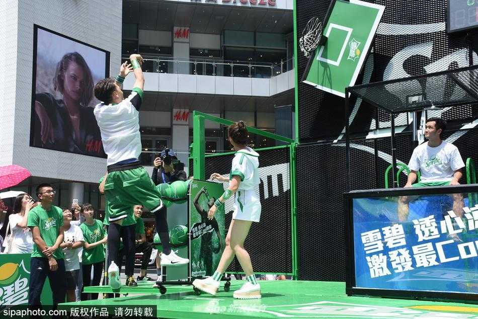 鬼鬼在比賽中使出奇招，伸手試圖干擾正要投籃的毛弟，兩人臉上都掛著笑容，即使競爭激烈，仍舊掩蓋不住彼此的好交情。