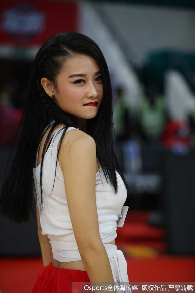 镜头定格在她抛洒花球的刹那，金色的纸屑如繁星般在空中飘洒，映衬着她灿烂无比的笑容。那是一种发自内心的快乐，仿佛能将这份喜悦传递给场边的每一个人，让人忍不住跟着她一起嘴角上扬。