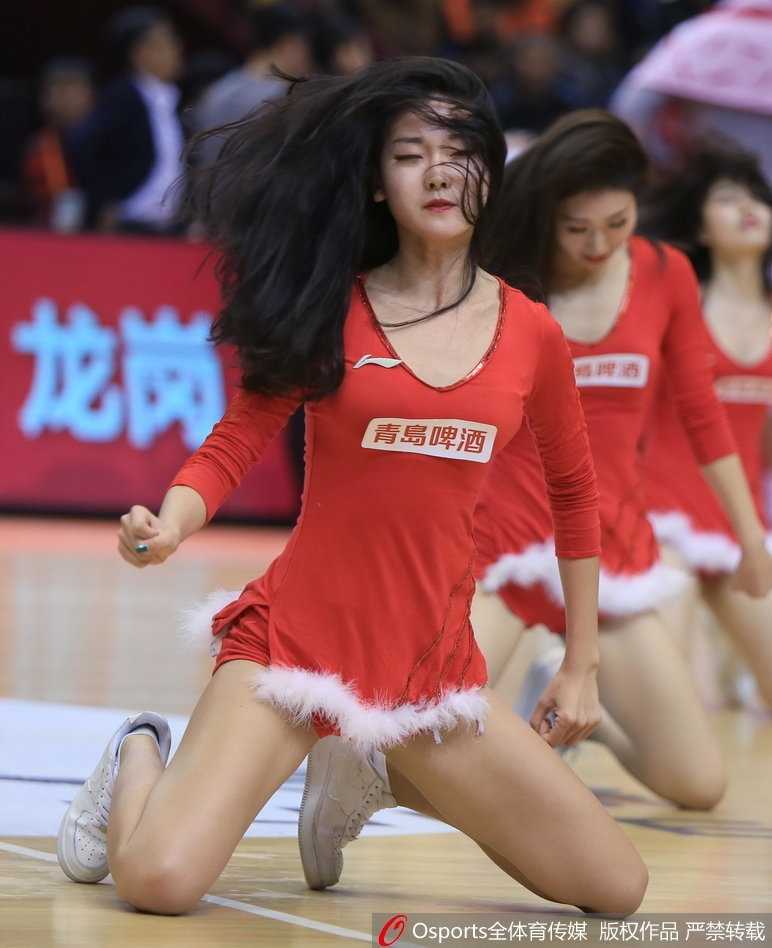 鲁京大战跨年之夜,山东高速篮球宝贝小蛮腰热舞燃爆全场 一位篮球宝贝在热舞中秀出完美的身体线条,她自信地挥舞手臂,小蛮腰在灯光下格外吸睛,充分诠释了篮球宝贝的力与美。