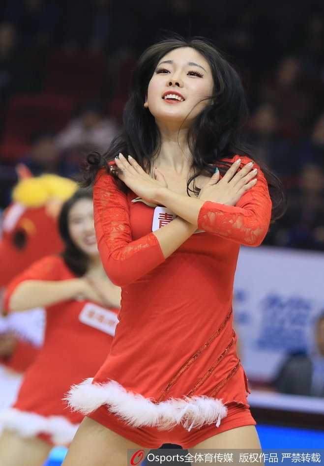 鲁京大战跨年之夜,山东高速篮球宝贝小蛮腰热舞燃爆全场 赛场上,篮球宝贝做出高难度的舞蹈动作,曼妙的身姿与火热的气氛融为一体,为激烈的篮球对抗增添了一抹独特的柔情与魅力。