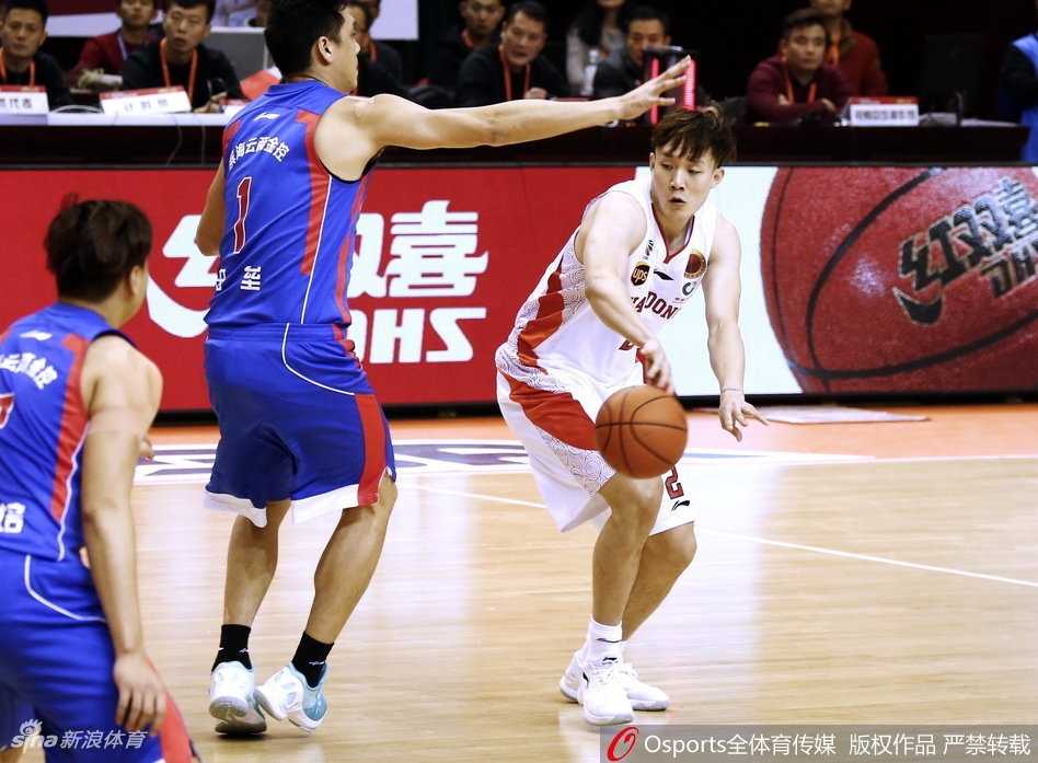 比赛开场哨响瞬间，山东队与天津队球员在中圈附近奋力跃起争球，整个球馆的气氛瞬间被点燃，一场激烈的内线争夺战就此拉开序幕。