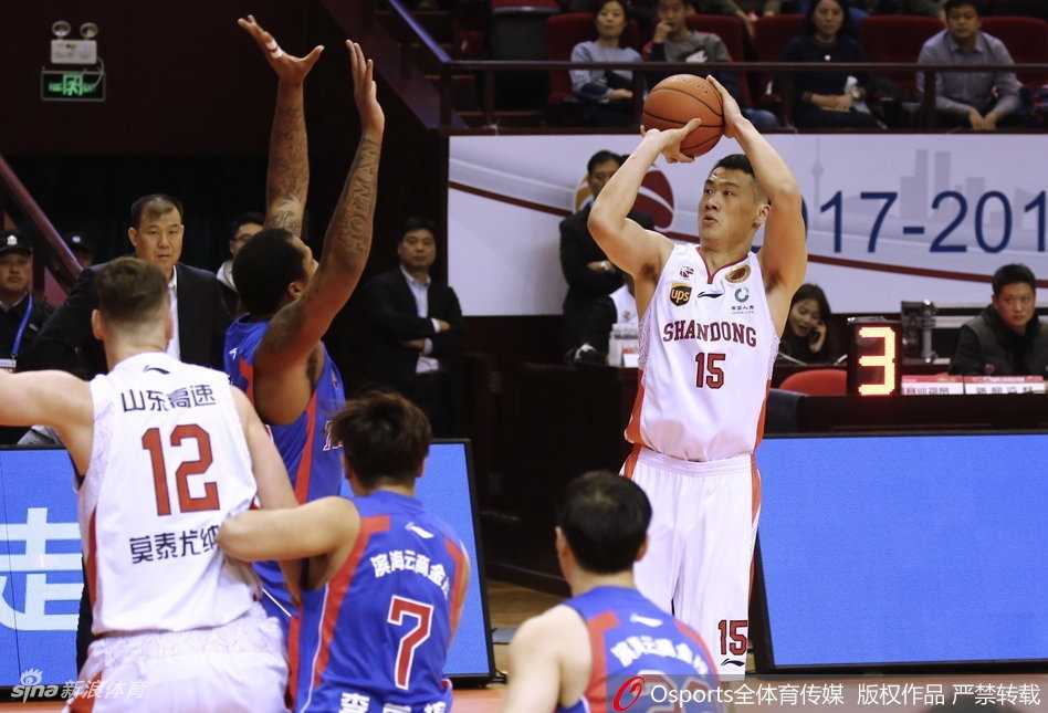 本场比赛的绝对主角陶汉林，在天津队三人合围之下依然强行起跳，用一记势大力沉的单手劈扣终结进攻，展现了他本场比赛不可阻挡的篮下统治力。