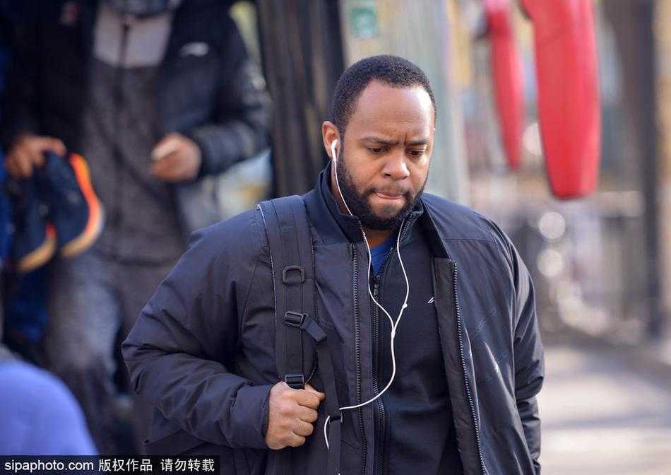 广东宏远球员赵睿在赛前训练中全神贯注地控球突破，动作敏捷，展现出伤愈复出的良好状态。