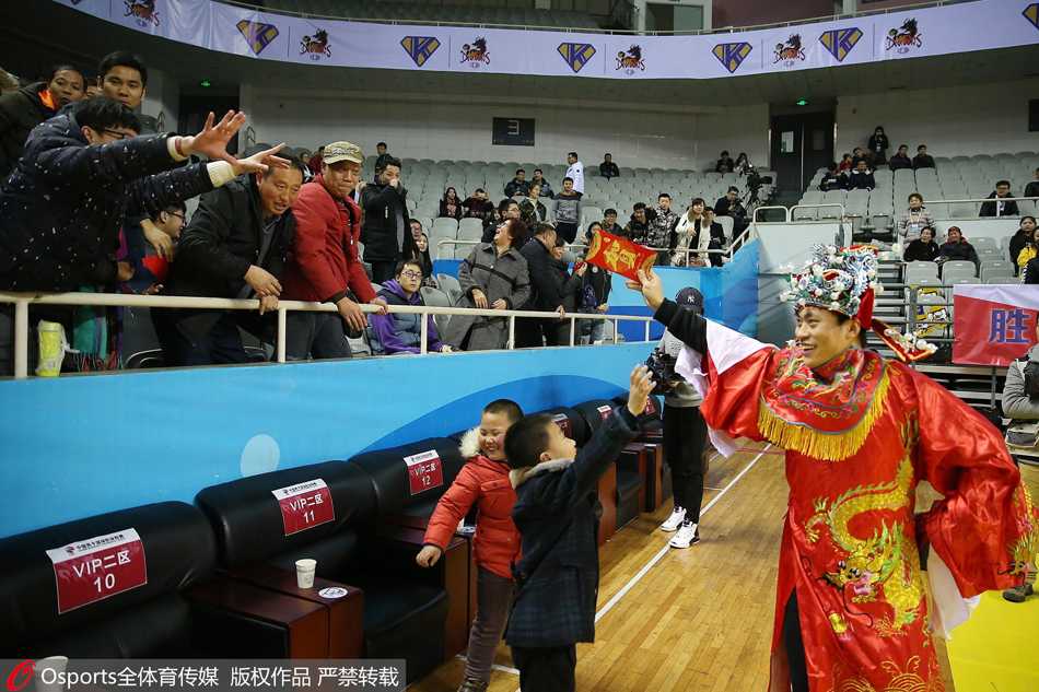 肯帝亚啦啦队的姑娘们换上了火红的短款旗袍，梳着利落的发髻，伴随着《公鸡八宅》的欢快节奏，在球场中央翩翩起舞，她们的活力与喜庆感染了每一位到场的观众。