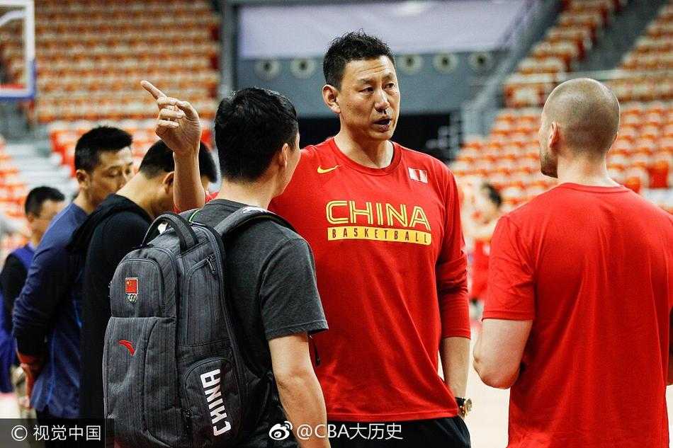 赛场灯光聚焦，中国队球员眼神坚毅，在主场球迷的助威声中蓄势待发，准备迎战远道而来的波斯铁骑。