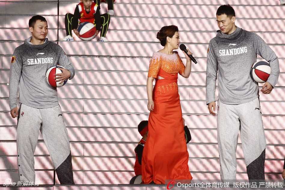 齐鲁“新五虎”闹新春:山东男篮将士春晚舞台展英姿 舞台灯光璀璨,队长吴轲作为代表,手持话筒接受采访,身后的背景板上映出“泰山”字样,他正将山东男篮的祝福传递给千家万户。