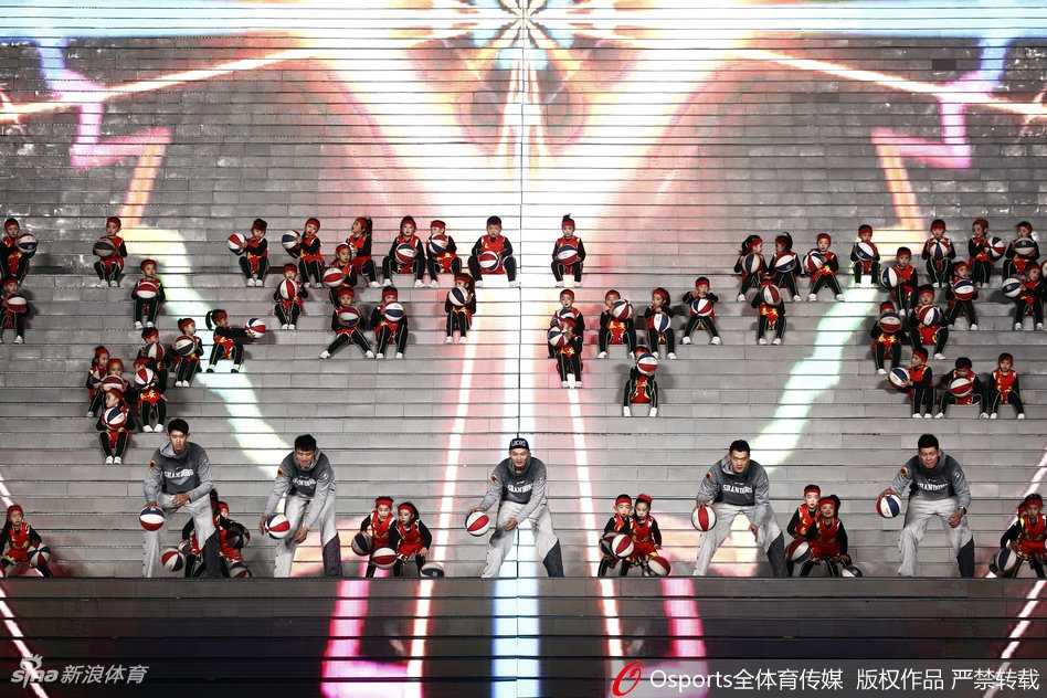 齐鲁“新五虎”闹新春:山东男篮将士春晚舞台展英姿 在泰山脚下宏伟的春晚分会场舞台,山东男篮的硬汉们一改赛场上的严肃,面带质朴笑容,笔直站立,向全国球迷挥手拜年。