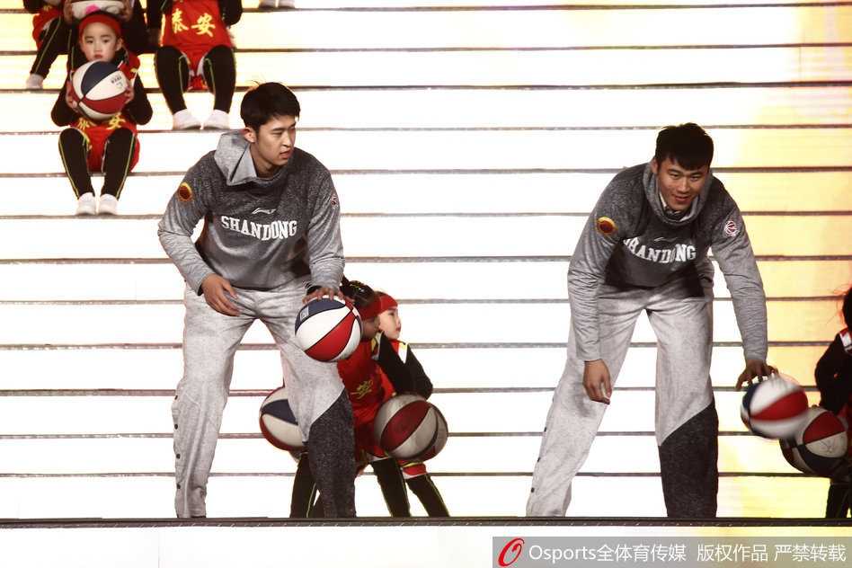 齐鲁“新五虎”闹新春:山东男篮将士春晚舞台展英姿 身穿醒目红色运动服的队员潘宁和队友们,在舞台中央专注地进行运球排练,篮球仿佛被赋予了灵性,随着他们的手势上下跳动。
