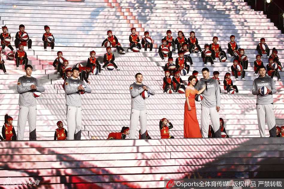 齐鲁“新五虎”闹新春:山东男篮将士春晚舞台展英姿 在充满童趣的篮球宝贝环绕下,贾诚单膝跪地,平视着身边的小朋友,耐心地指导着篮球技巧,铁汉柔情的一面在此刻展露无遗。