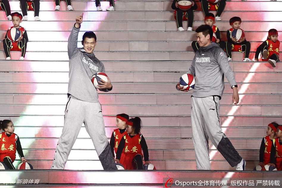 齐鲁“新五虎”闹新春:山东男篮将士春晚舞台展英姿 节目录制圆满结束,五位山东男篮球员并排站立,双手自然下垂,对着镜头露出灿烂而略带羞涩的笑容,定格下这段难忘的春晚之旅。