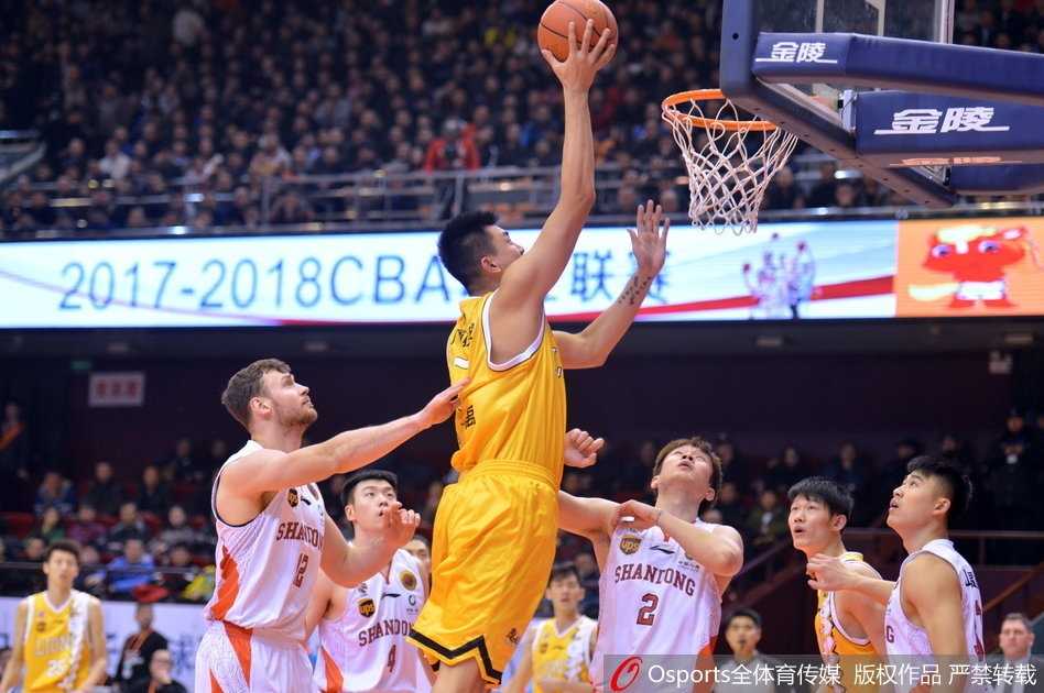 齐鲁三军用命加时降服广厦军团 劳森在加时赛中关键抛投命中,这一刻他成为山东队起死回生的定海神针