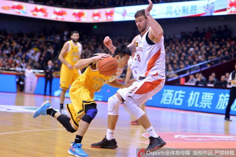 齐鲁三军用命加时降服广厦军团 双方球员在加时赛最后时刻拼抢地板球,人仰马翻的场面诠释了比赛的惨烈程度