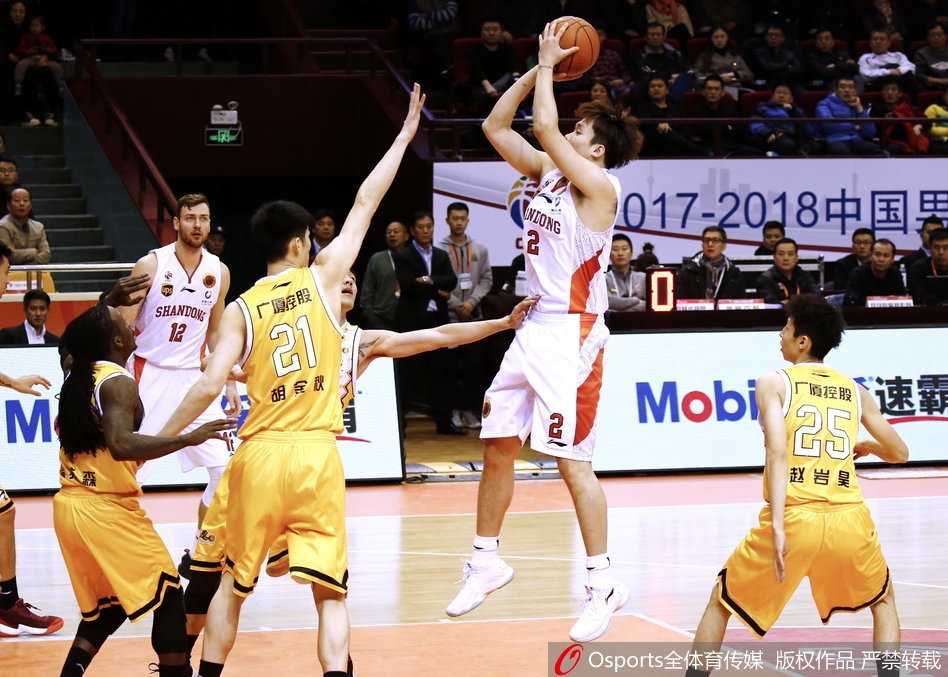 齐鲁三军用命加时降服广厦军团 莫泰尤纳斯在胡金秋头顶强硬摘板,肌肉碰撞的声音仿佛穿透了时间