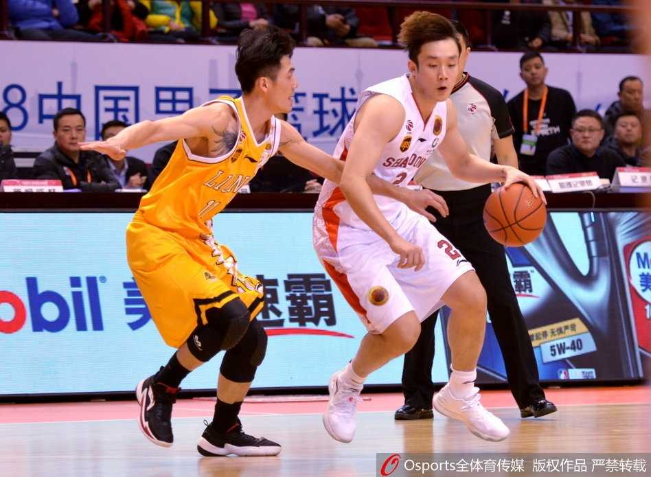齐鲁三军用命加时降服广厦军团 丁彦雨航在广厦多人包夹下强行突破上篮,眼神中透露出必胜的坚毅与杀气