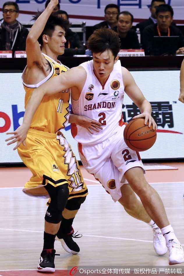 齐鲁三军用命加时降服广厦军团 胡金秋在篮下高举高打,抢下进攻篮板后迎着防守强硬补篮得分