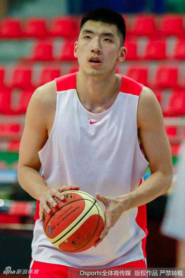 训练结束后的丁彦雨航大汗淋漓，他随意地用毛巾擦着汗，新发型虽然有些凌乱，但却透着一股硬汉的随性与洒脱。