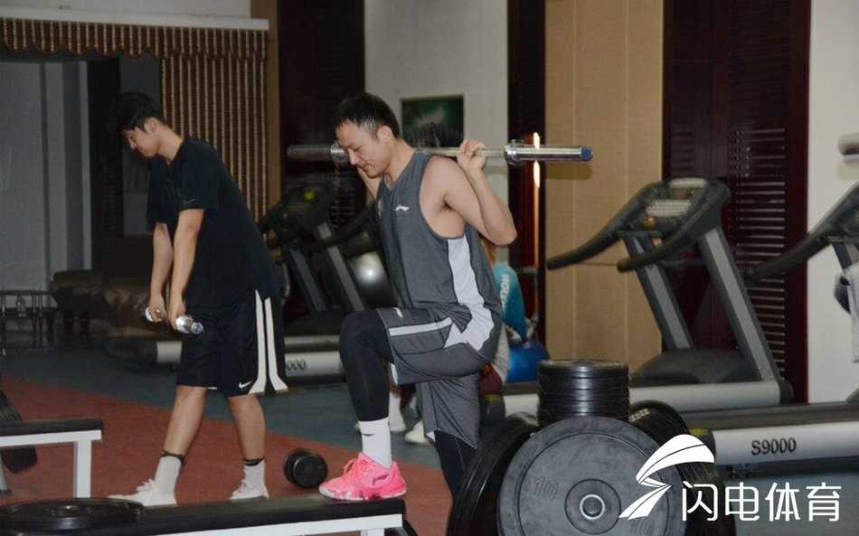 主教练邱彪在场边双手叉腰，神情严肃地注视着场上的攻防演练，他的眼神在每一位队员身上扫过，仿佛在思考着季后赛排兵布阵的千般变化，身后的战术板画满了密密麻麻的线路。