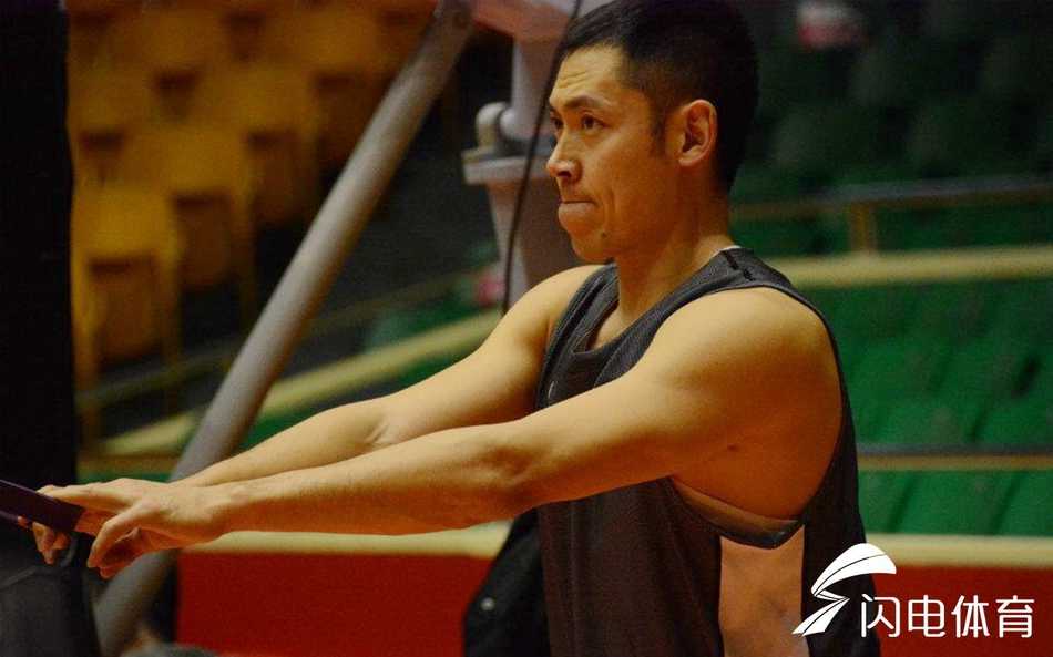 训练对抗赛中，减重后的陶汉林在内线强打后遭遇包夹，他并未强行出手，而是眼疾手快地将球分给外线无人防守的队友，这一瞬间的视野和大局观正是山东队战术升级的缩影。