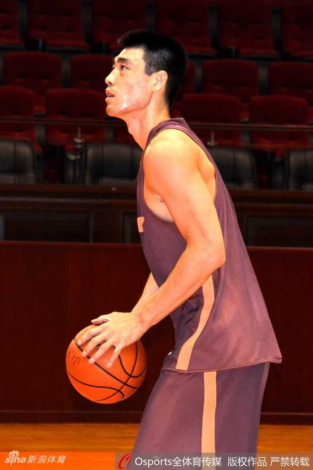 齐鲁健儿磨利刃,高速男篮静候粤军来战 小将朱荣振在训练中格外抢眼,一次成功的防守后,他握拳低吼,眼神中透露出属于年轻人的求胜欲望。