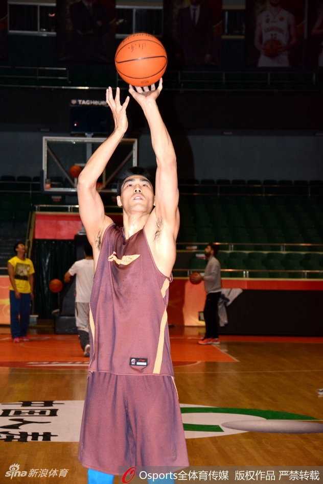 齐鲁健儿磨利刃,高速男篮静候粤军来战 核心丁彦雨航在训练间隙拉伸放松,身体虽显疲惫,但目光如炬,静待周五与广东的巅峰对决。