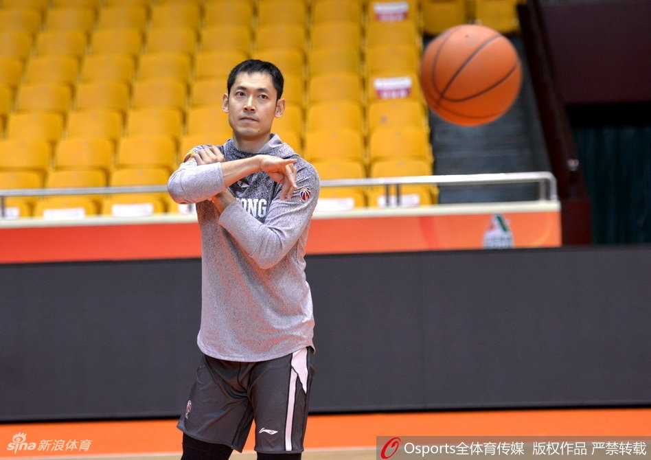 战术板前，主教练凯撒正拿着战术笔向球员们耐心讲解跑位路线，队员们或站或坐，围成一圈认真聆听，整个团队沉浸在严谨又和谐的战术探讨氛围中。