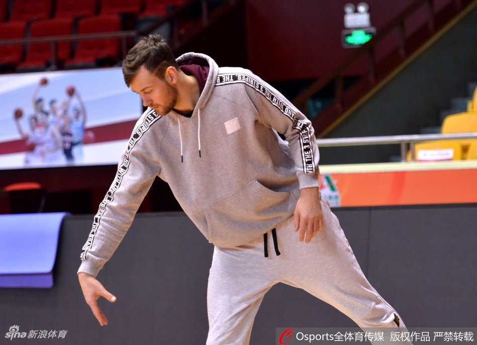 经验丰富的后卫张庆鹏在训练中全神贯注地运球突破，即便汗水浸湿了球衣，他依然用标志性的速度和变向，证明着自己油箱里还有充足的燃料。