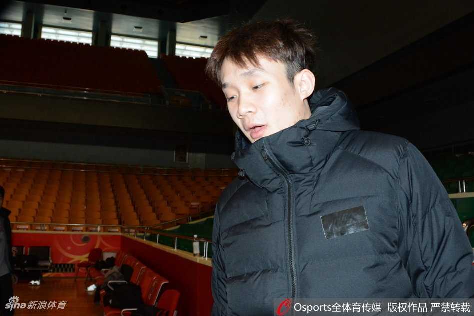 在教练组的带领下，山东男篮全体将士围拢在一起，拳头紧握，眼神坚毅，仿佛要将赛前所有的战术布置都凝聚在这出征前的呐喊声中，气氛热烈而团结。