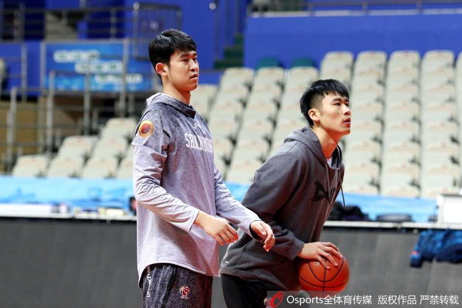在山东男篮的备战训练中，老将张庆鹏与外援劳森眼神交汇，两人击掌相庆，默契十足，仿佛在无声地交流着球场上的战术心得。