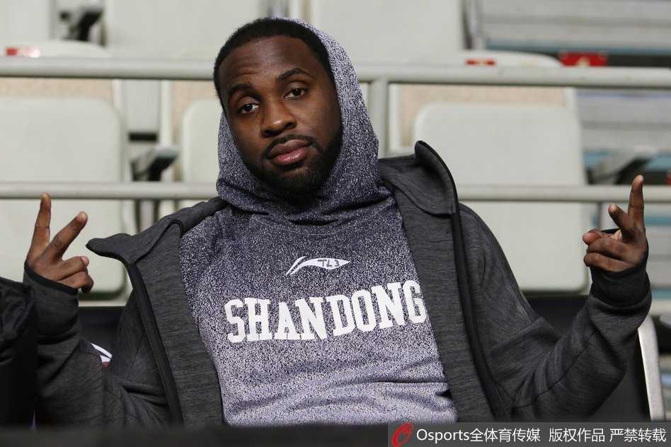 全队进行战术合练，球员们围绕教练围成一圈，劳森认真倾听，张庆鹏若有所思，这支豪华之师的每一个细节都在为即将到来的恶战做准备。