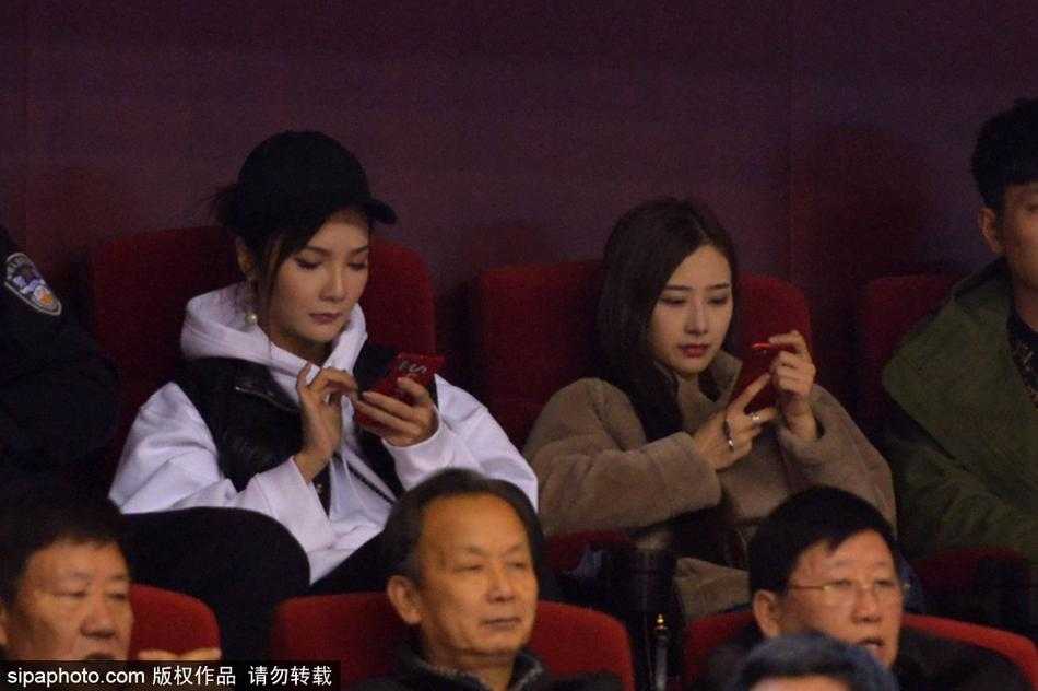 终场哨响，山东队获胜。丁彦雨航女友终于露出轻松的笑容，眉眼弯弯，仿佛刚才场上那个冷血杀手带来的紧张感从未存在过。