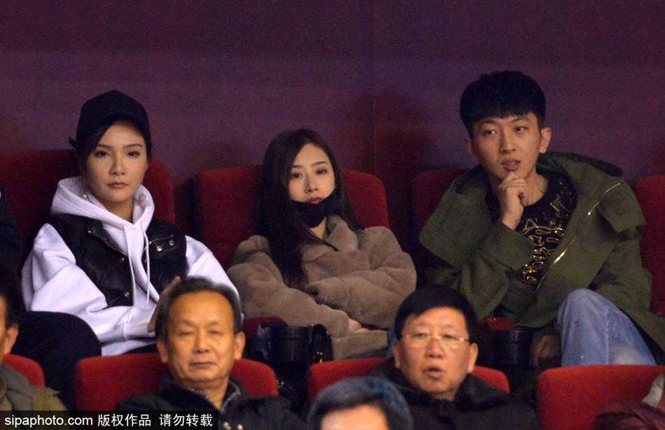 比赛结束后，两位女士起身准备离开，虽然人群嘈杂，但她们依然保持着优雅的姿态，仿佛带走了一段关于胜利与陪伴的美好回忆。