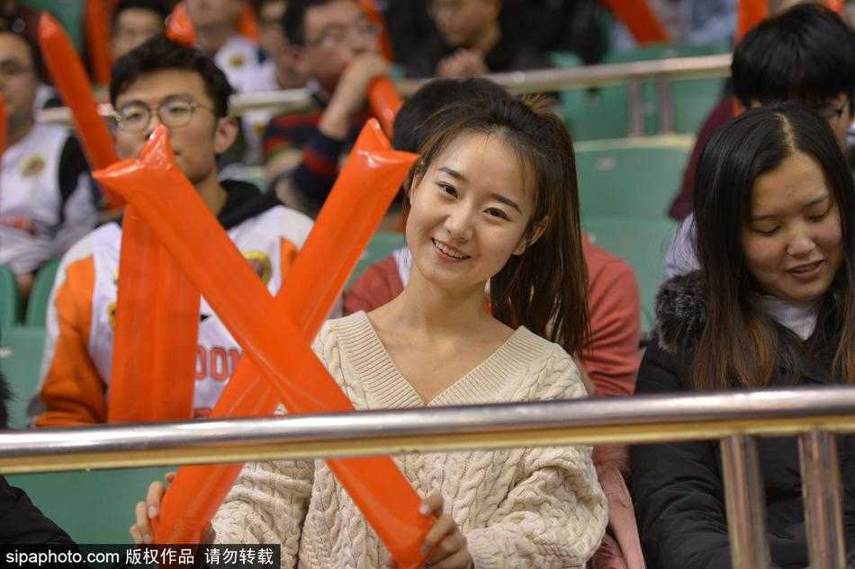 最后一幅画面，她似乎注意到了镜头的存在，抬眼的瞬间带着一丝不经意的灵动。精致的妆容，淡然的气质，与身后赛场电子屏上激烈的比赛数据相映成趣，定格了2017年末CBA赛场上最令人心动的一抹亮色。