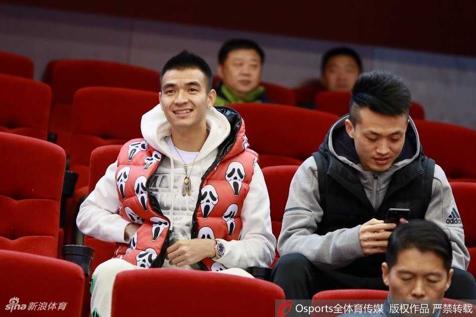 灯光璀璨的山东省体育中心体育馆内，身着白色球衣的山东队球员正发起快攻，看台上座无虚席，热情的球迷们挥舞着充气棒，汇成一片欢乐的橙色海洋。